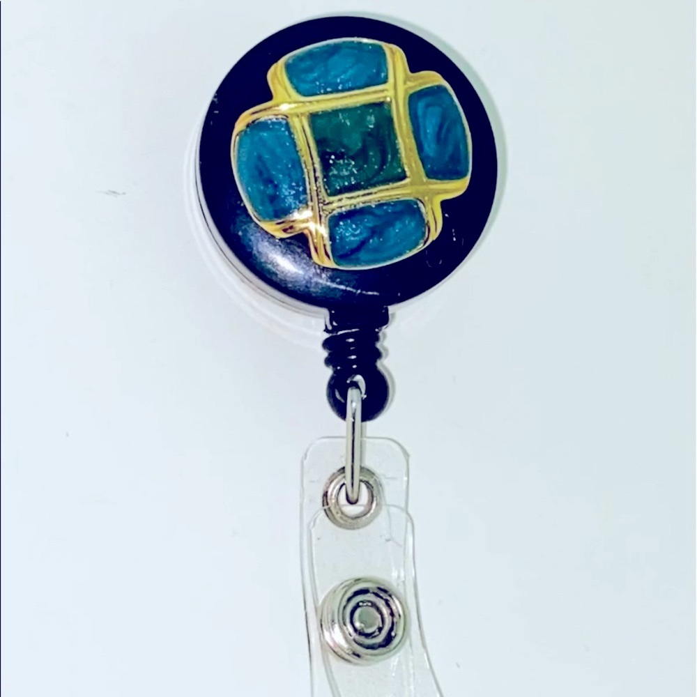 Retractable badge holder